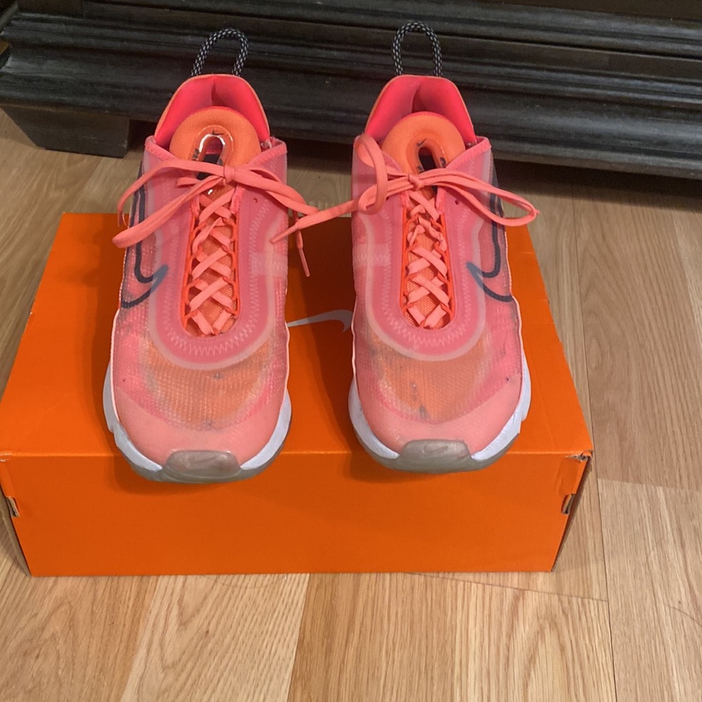 Nike - Picture 2 of 3